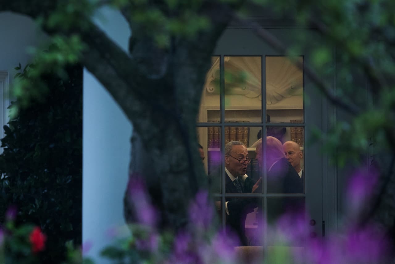 <b>Chuck y Donald en la oficina.</b> La imagen del líder de la minoría demócrata en el senado, Chuck Schumer, con el presidente republicano Donald Trump muestra el tono la discusión entre los disímiles políticos el 6 de septiembre de 2017.