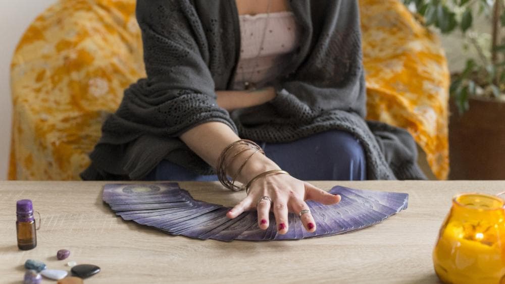 Según esta definición en el momento de la echada de cartas, las imágenes simbólicas resultantes de la tirada mantienen una relación sincronizada con acontecimientos pasados, presentes y futuros, lo que tenemos en nuestro entorno, el aura, la mente y se identifican con los símbolos que van apareciendo guiados por el subconsciente.