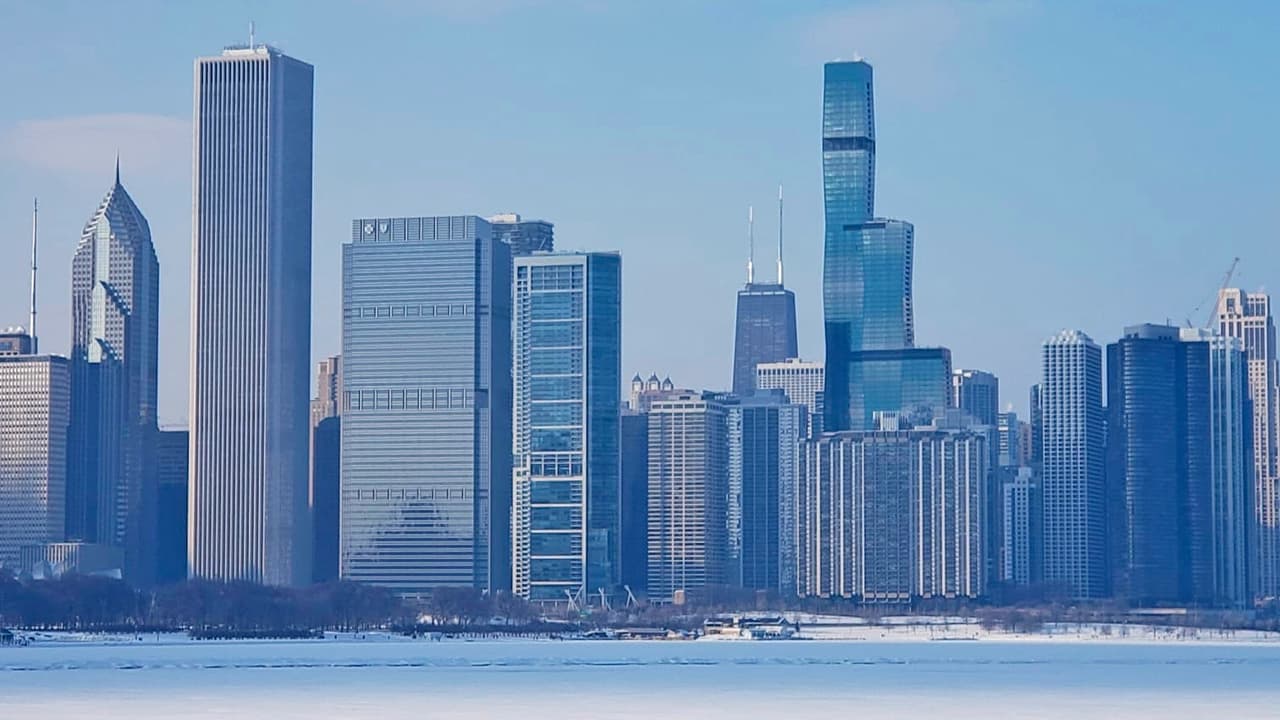 El frío es extremo, pero para los visitantes es un buen momento para retratar el lago congelado con los edificios de la ciudad de fondo.