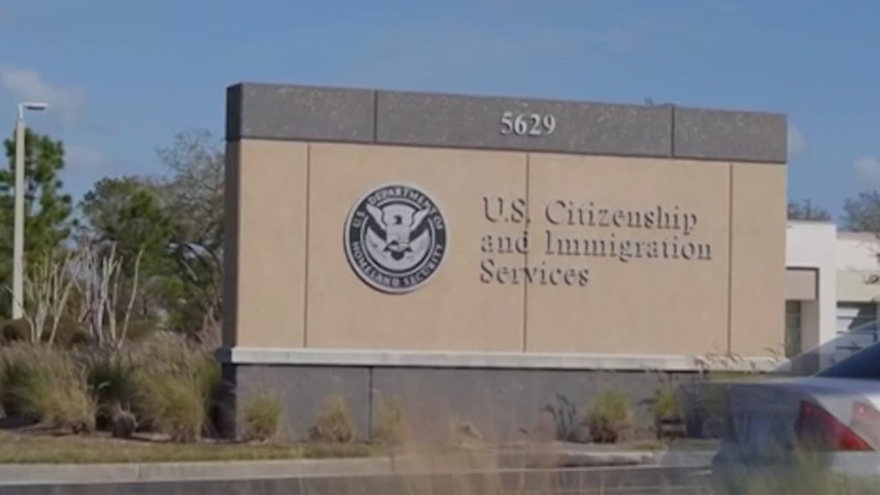 Nuevos cobros de USCIS: pagar 100 dólares al año para no perder el asilo ni permiso de trabajo