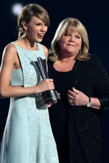 Andrea Finlay, madre de Taylor Swift, le entregó un premio especial en los Academy Country Music Awards. 