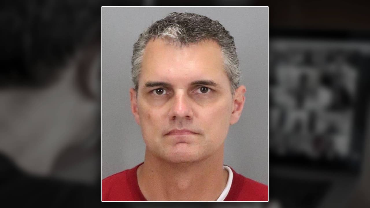 Este maestro pedía a sus alumnos que le mostraran su ropa íntima y partes de su cuerpo por Zoom