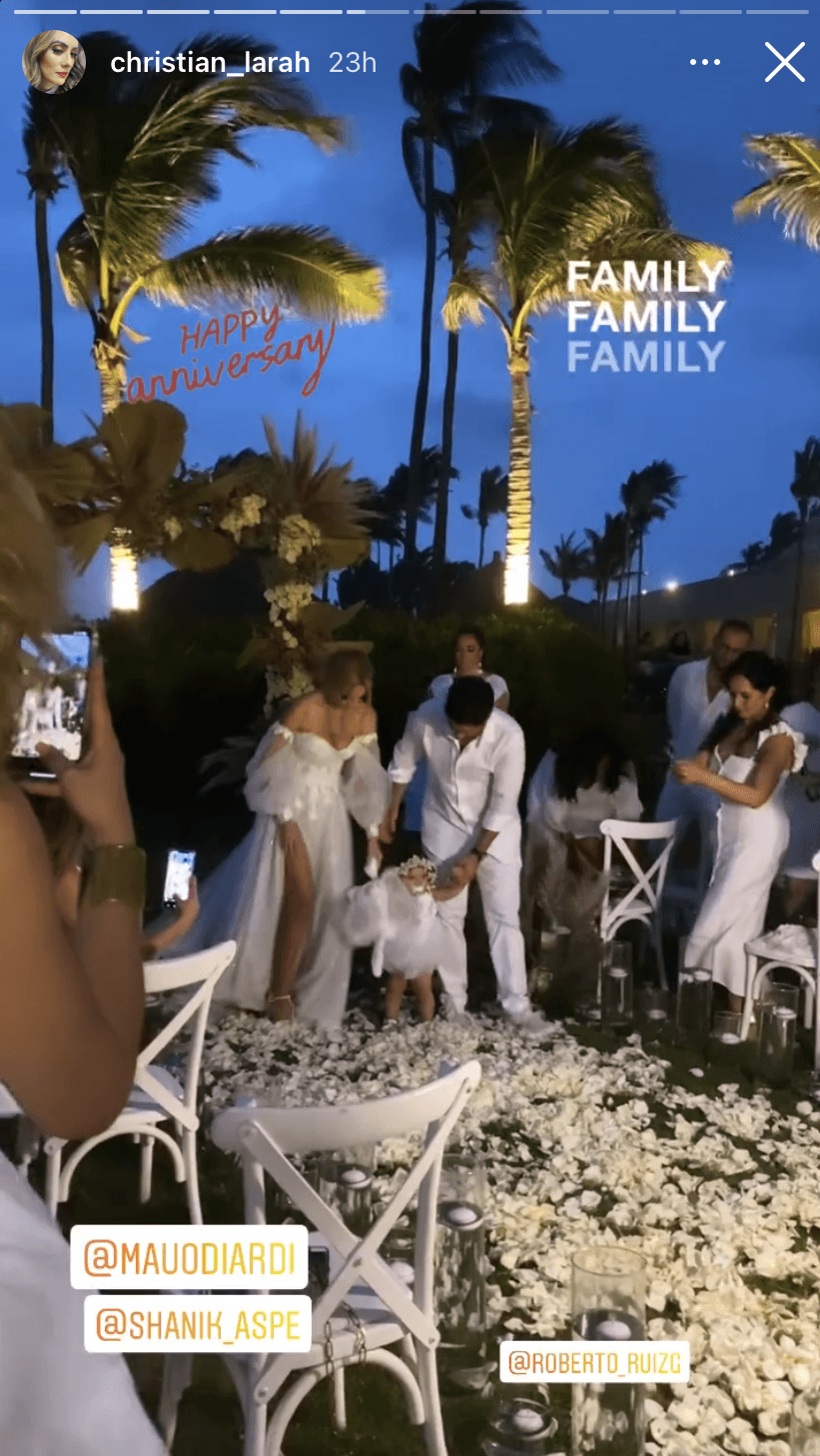 La pequeña todavía no camina bien, así que al inicio fue guiada por sus papás, quienes finalmente la cargaron hasta llegar al altar.