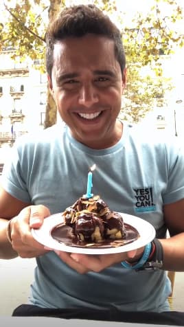 Con una sonrisa de oreja a oreja, Alejandro Chabán comenzó el festejo de su cumpleaños.