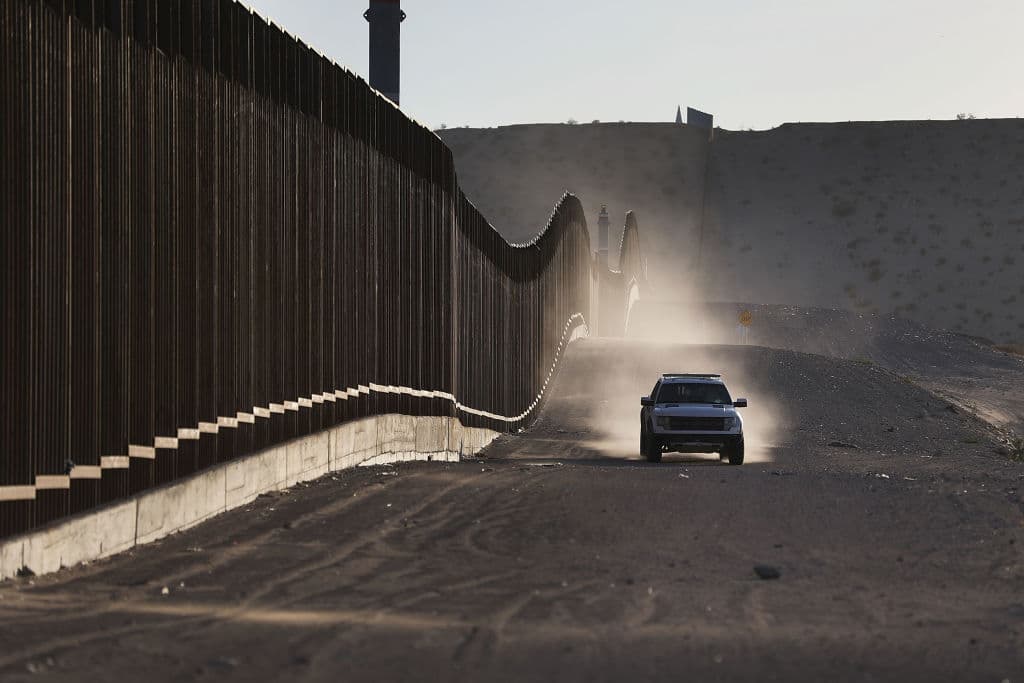 Niña de 4 años cruzó sola la frontera con el teléfono de su padre escrito en su ropa