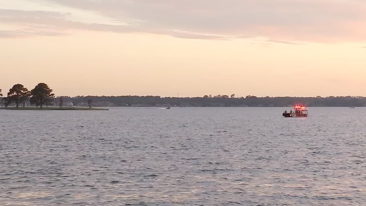 Una tercera persona saltó para ayudarlos, pero se hundieron en el agua. La tercera persona pudo salir.
<br>