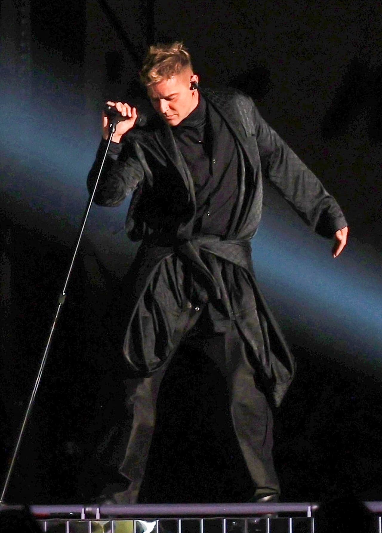 Ricky Martin vistió de negro.
<br>