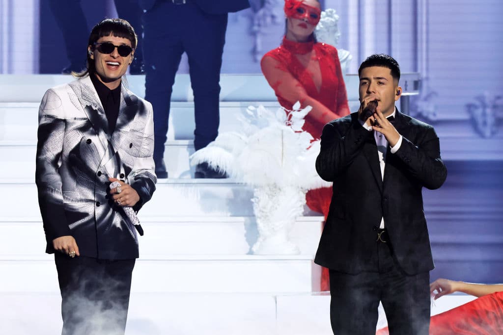 El turno sobre el escenario llegó para la agrupación mexicana Eslabón Armado y el representante de los corridos tumbados, Peso Pluma, que interpretaron el tema “Ella Baila Sola”.