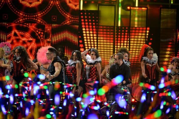 Chino y Nacho abrieron la gran noche de Premios Juventud al ritmo de su tema 'Tú Me Quemas'.