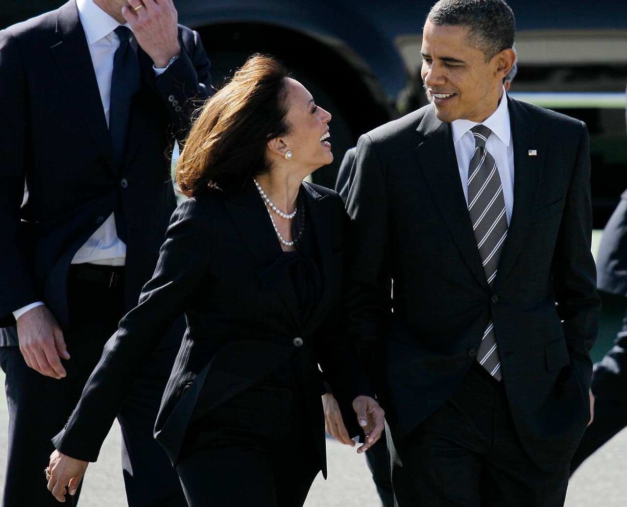 El presidente Barack Obama junto a Harris en el aeropuerto de San Francisco, en febrero de 2012. El presidente Obama y el vicepresidente Joe Biden apoyaron la candidatura de la fiscal al senado por el estado de California.
<br>