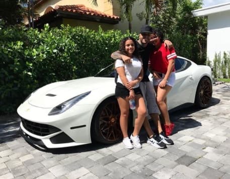 Aunque sus hijos nacieron en Estados Unidos, Nicky Jam no quiere que pierdan sus raíces latinoamericanas y a cada uno les ha ensenado a hablar español.