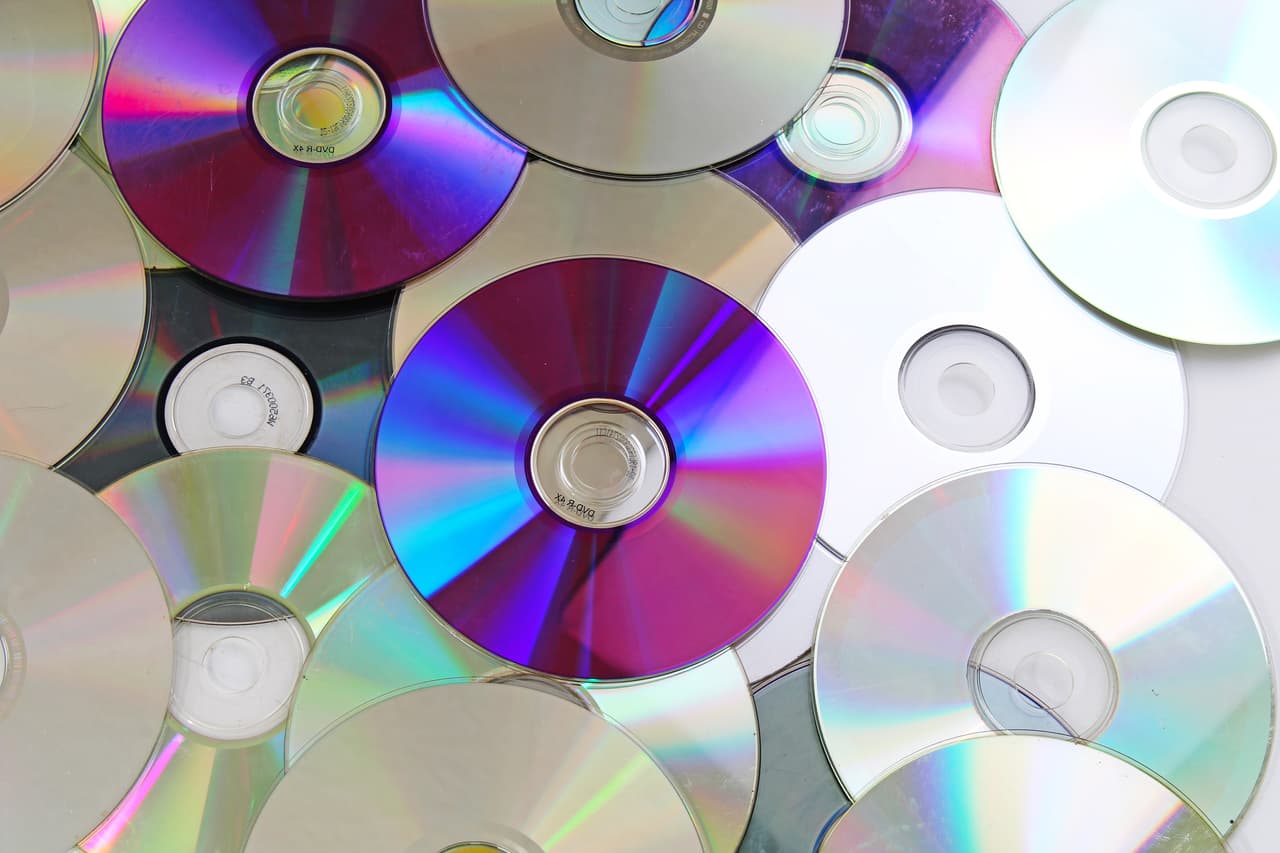 <b>CD</b>
<br>
<br>Un disco compacto también puede fungir como removedor de hielo, pero siempre que se trate de una capa ligera, ya que es muy fácil que se rompa.