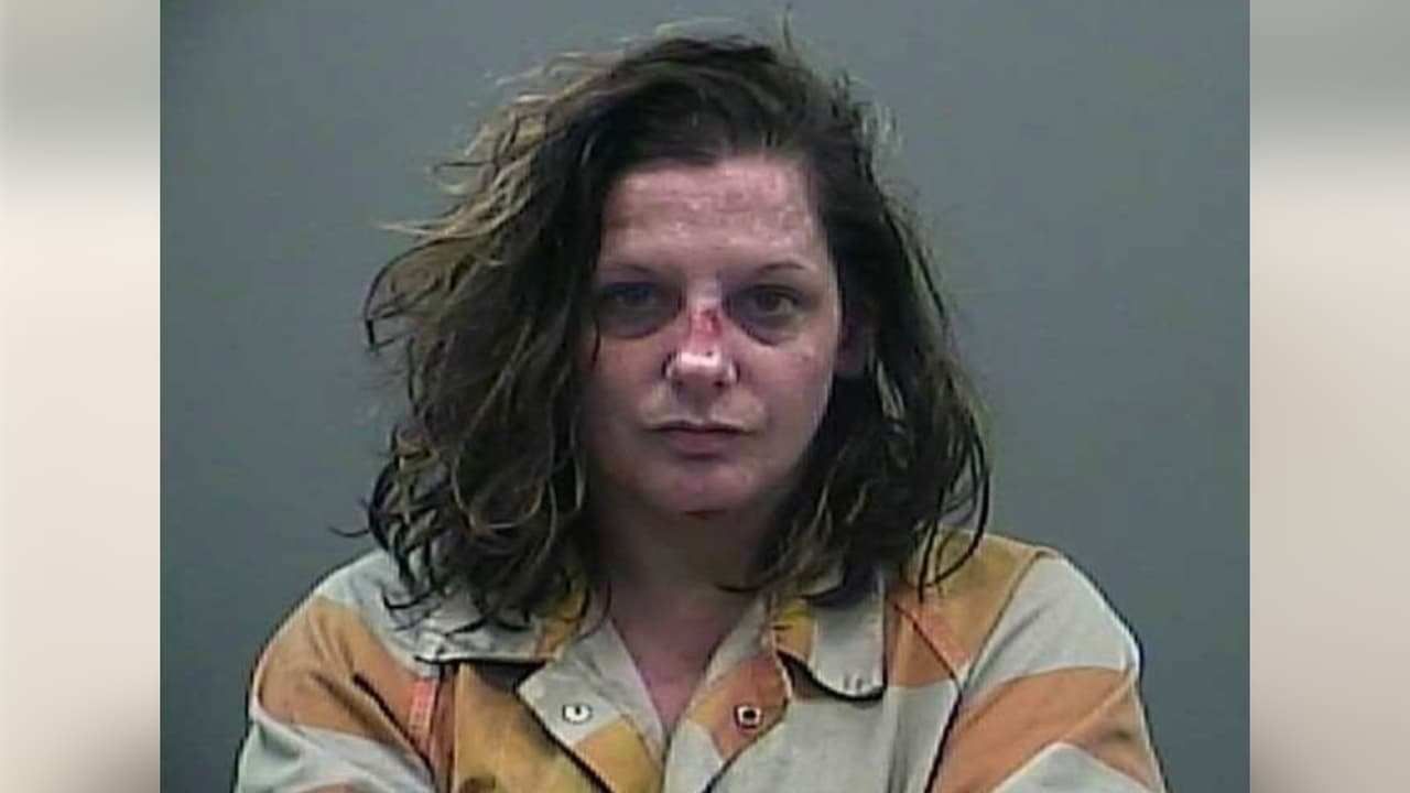 La acusan de maltratar a su bebé de 13 meses antes de dejarlo solo por horas en un carro al calor, donde murió