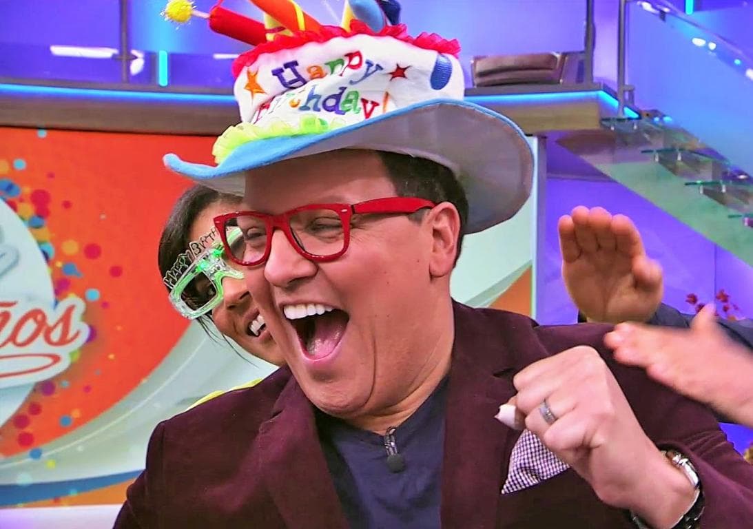 Hace un año también lo celebramos con música, pastel y gorritos de cumpleaños.