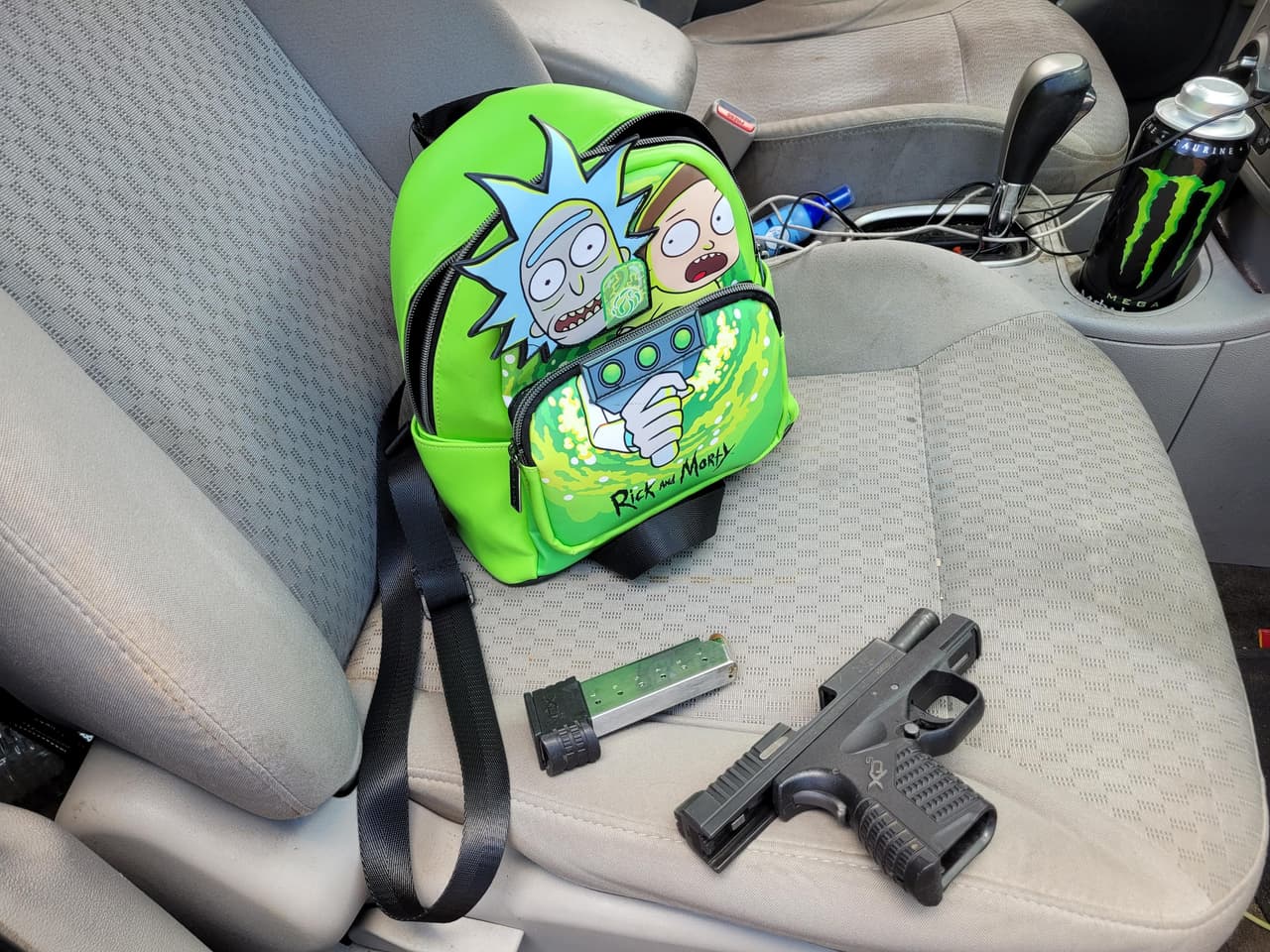 Los agentes la Patrulla Fronteriza de la estación Brian A. Terry ayudaron al Departamento de Policía de Sierra Vista durante una parada de tráfico en la SR-92. Descubrieron que el joven conductor estadounidense intentaba contrabandear a seis ciudadanos mexicanos. Un registro del automóvil reveló un arma de fuego cargada.