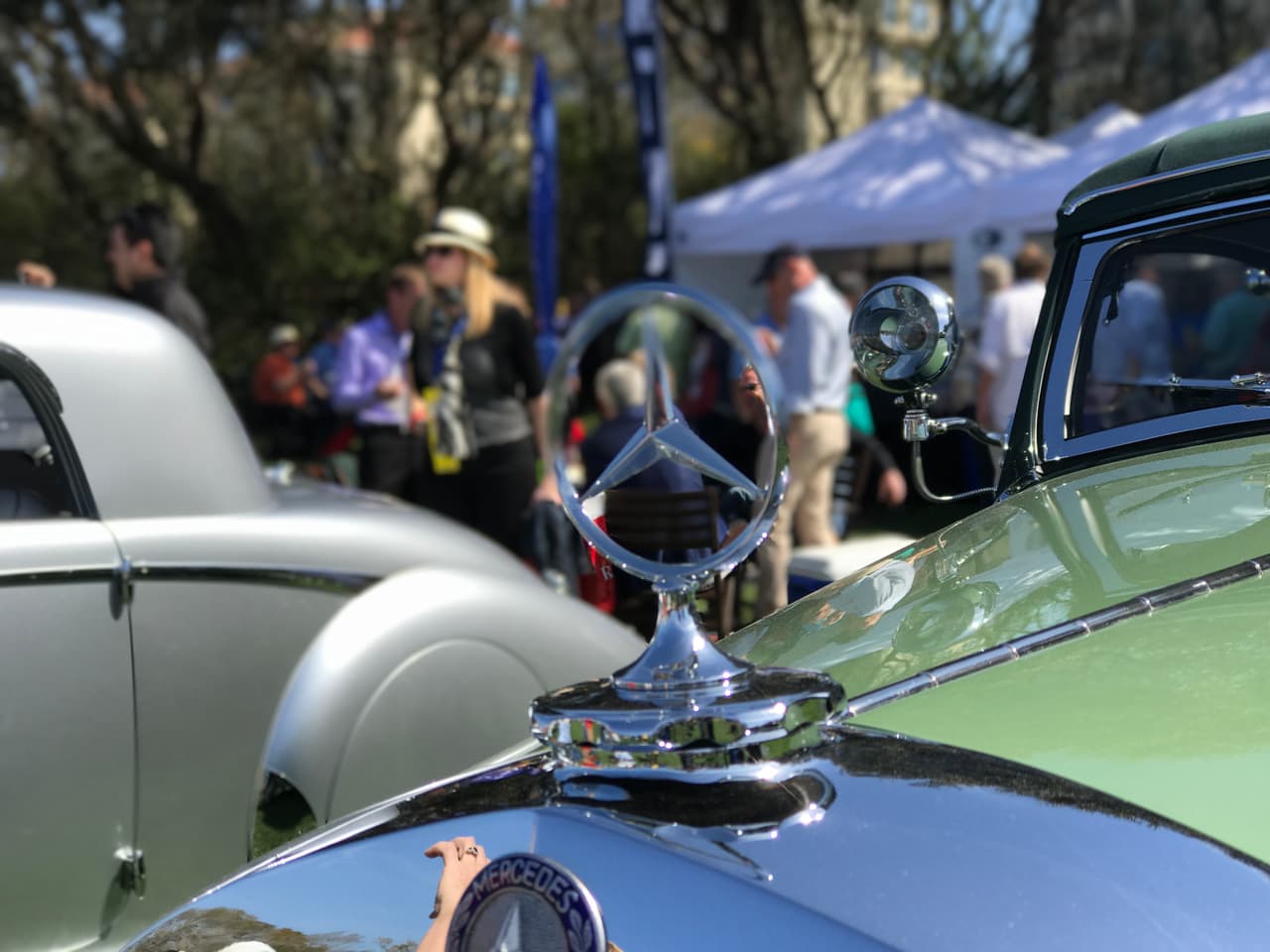 Este
<b>Mercedes-Benz 290 Cabriolet de 1936</b> viste la estrella de tres punta, uno de los cinco emblemas comerciales más reconocibles del planeta. Cada una de las puntas de la estrella representa las tres vías de transporte primarias del planeta: tierra, aire y agua. Esta legendaria estrella ha sido usada constantemente de una forma u otra primero en los autos Mercedes de Daimler desde 1909 y luego de la fusión con Benz & Cie en 1926, en los vehículos Mercedes-Benz.
<br>