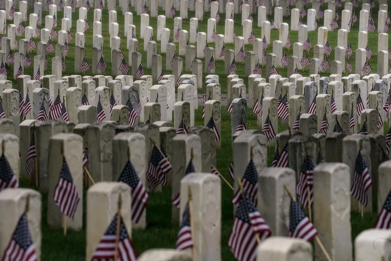 Así se ven las tumbas con las banderas en el Cementerio Nacional de Soldados y Aviadores de Washington D.C,., en preparación para la celebración del Día de los Caídos el próximo lunes.
