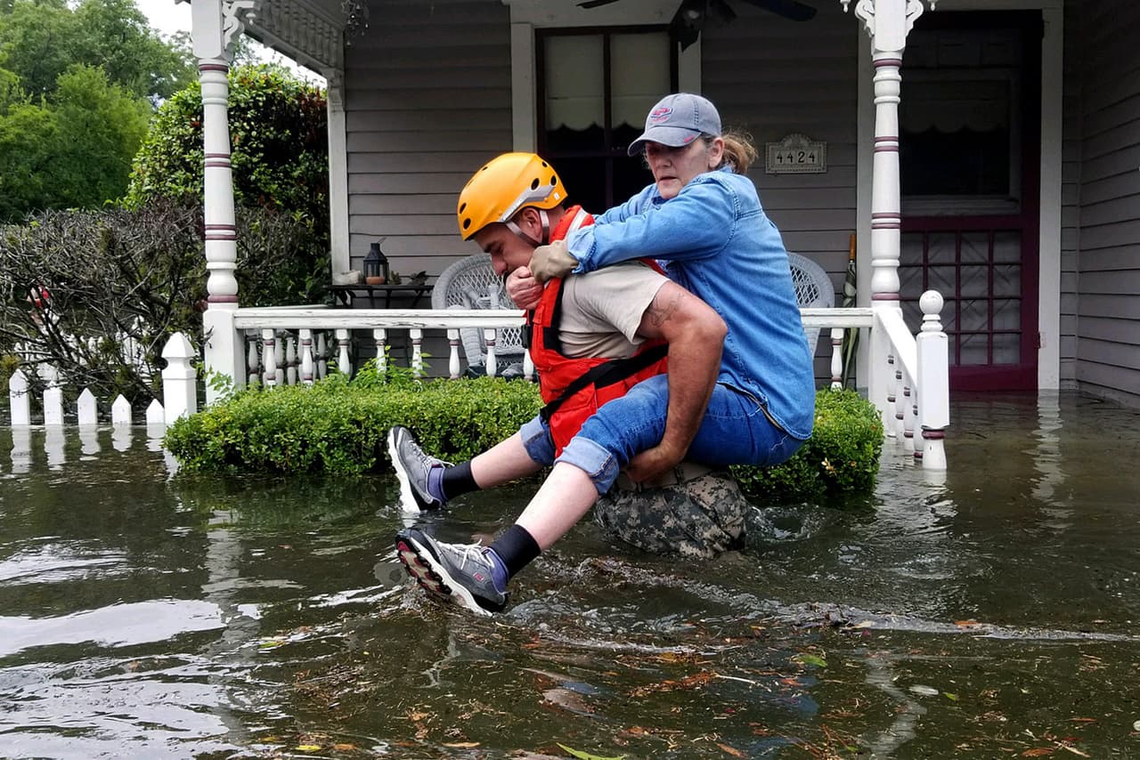 Ayuda humanitaria. Esa es, sin embargo, una de las misiones primordiales de la Guardia Nacional en Estados Unidos: las emergencias. En la imagen, un soldado rescata a una vecina de su casa inundada por las lluvias torrenciales que el Huracán Harvey dejó en Houston, Texas, a finales de agosto de 2017.