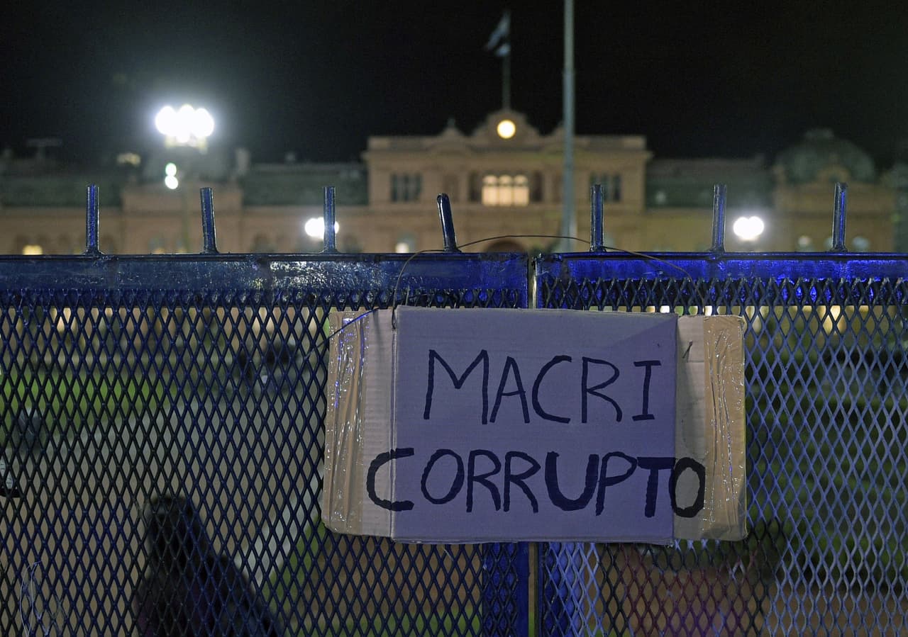 Cientos de personas se manifestaron pidiendo la renuncia de Macri.