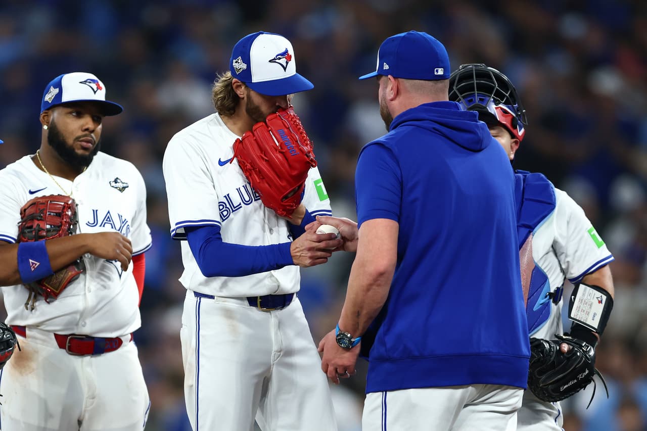 El manager John Schneider llevó la grúa para Kevin Gausman, que permitió tres carreras y cuatro hits.