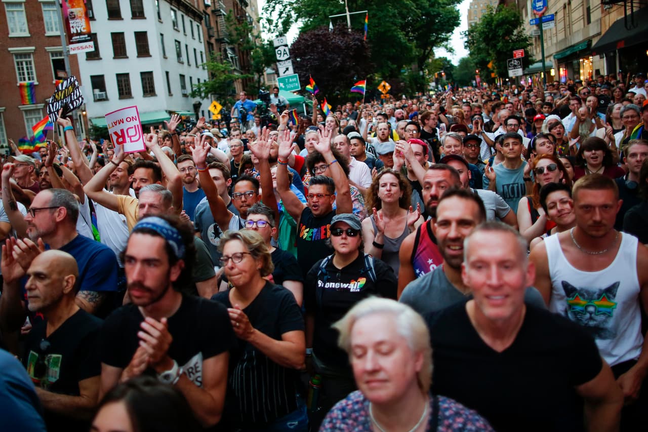 Miles de personas de Nueva York y de lejos acudieron a la celebración, que continuará con el World Pride este fin de semana, para tomar fotos y compartir el legado del bar gay. El mismo donde los clientes se resistieron a una redada policial y ello provocó protestas y una organización a más largo plazo que hizo que la causa fuera mucho más visible.