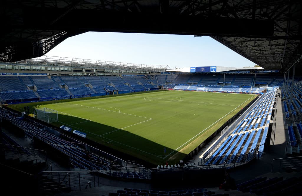 Se dan lugar las escuadras del Real Betis y el Alavés en el Estadio de Mendizorroza.