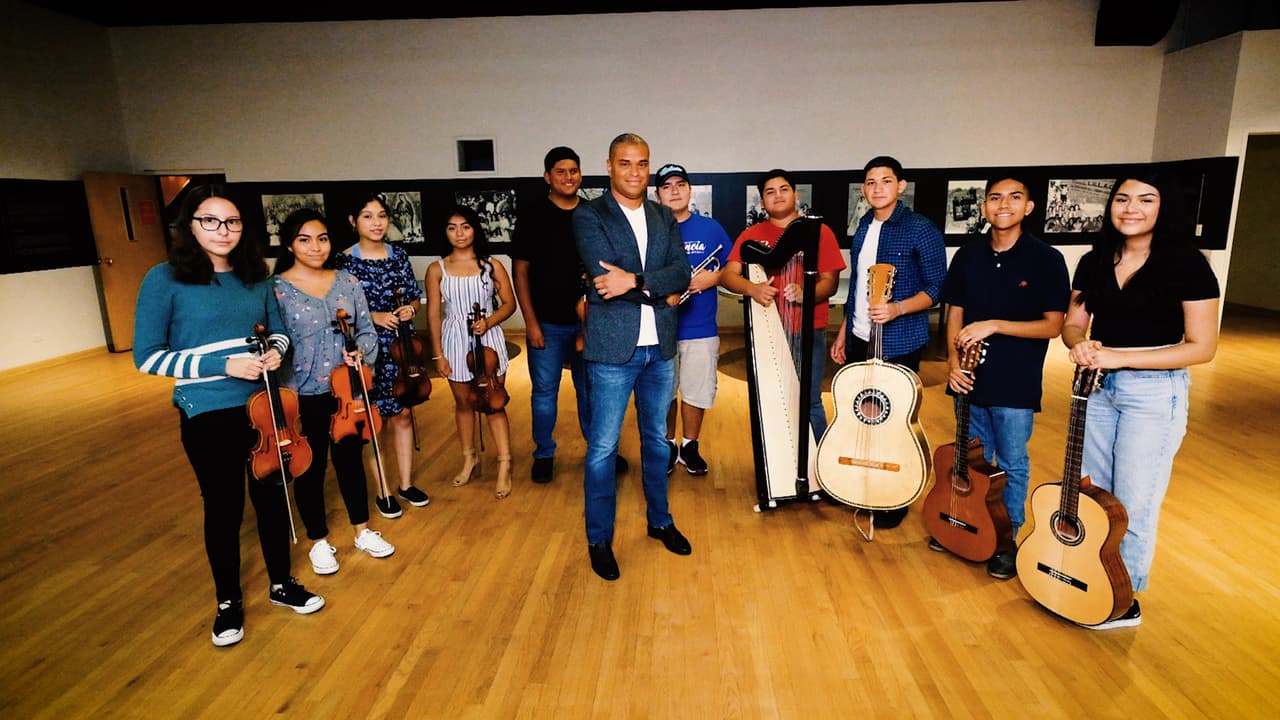 César Maldonado es banquero y es el fundador de la Fundación Herencia de México que se dedica a promover el mariachi entre los jóvenes del sur de Chicago. Hace unos años los estudiantes grabaron un disco y fueron nominados al Grammy. Ahora giran por el mundo.