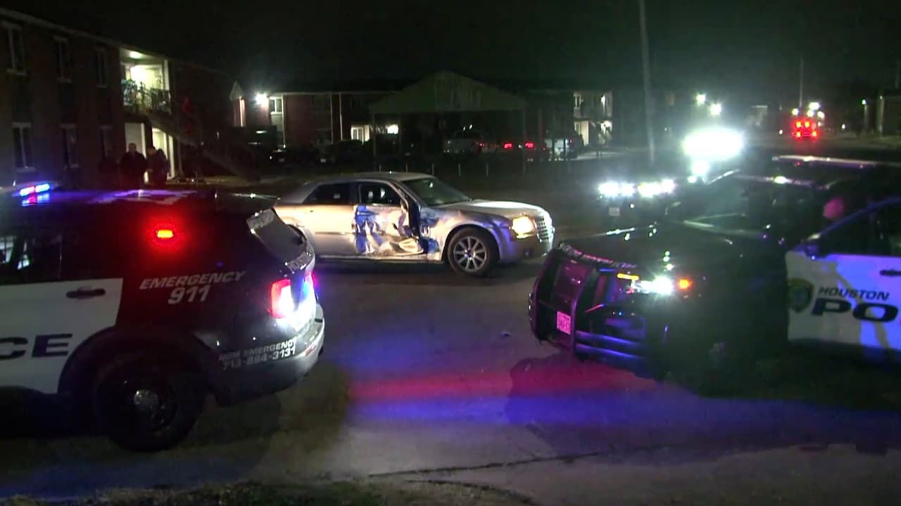 En el auto se hallaron varios convertidores catalíticos y los hombres enfrentan cargos por robo.