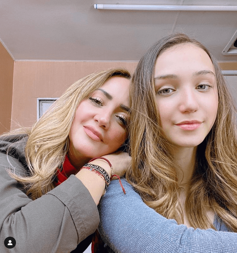 "Ha sido fácil en el sentido de que allí tengo a mis papás, para apoyarme y guiarme en esto que es algo en lo que ellos ya tienen una idea de cómo es, lo vería fácil en el sentido de que me apoyan", contó.
<br>