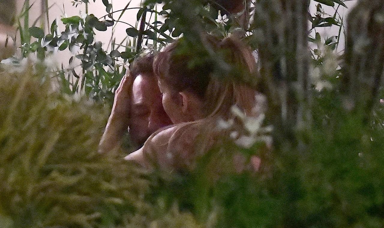 Tanto en las imágenes que captaron los paparazzi como en los detalles que reseña TMZ se coincide en que 
<b>Jennifer López tuvo que consolarlo. </b>
<br>