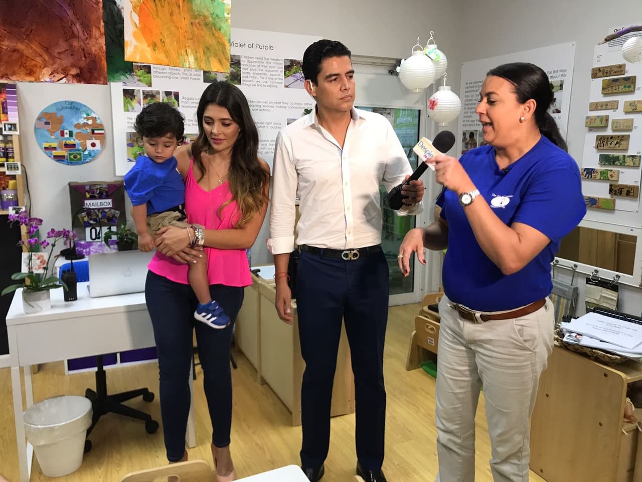 La maestra explicó a Orlando y Catalina sobre el proceso de adaptación y las palabras que le dicen a los pequeños al momento de despedirse de sus papás.