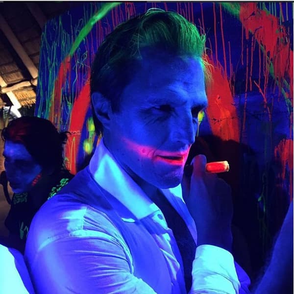 Durante la fiesta los invitados no pararon de bailar.