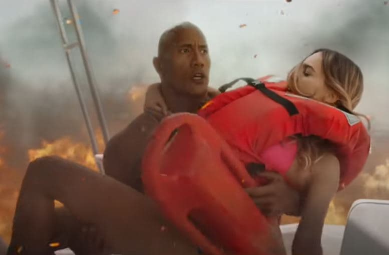 Dwayne Johnson 'La Roca' y Belinda en 'Baywatch'