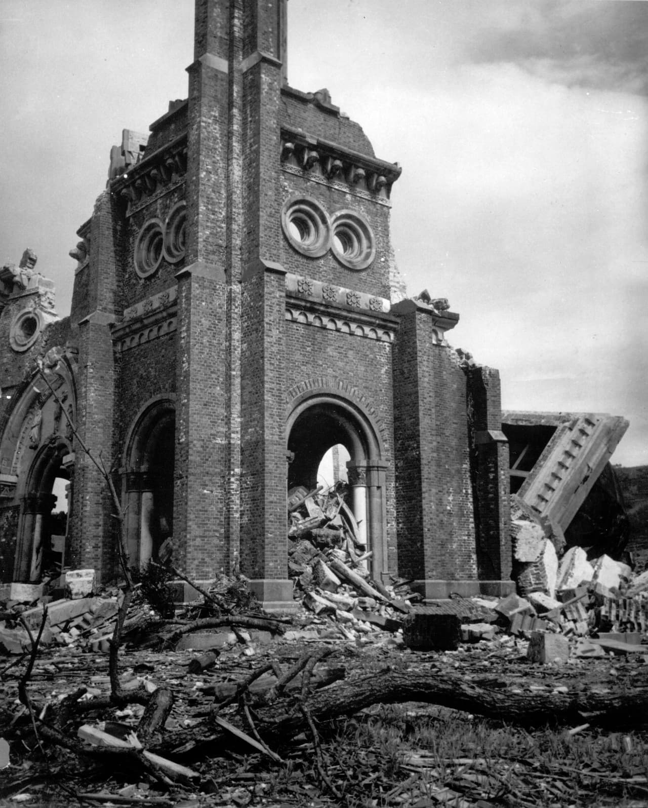 Los restos de la fachada de la iglesia católica Urakami, destruida con la explosión atómica. Seis días después de este ataque Japón firmó su rendición definitiva, el 15 de agosto de 1945.