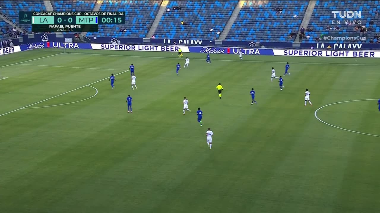 Arranca el partido y la pelota está en juego.