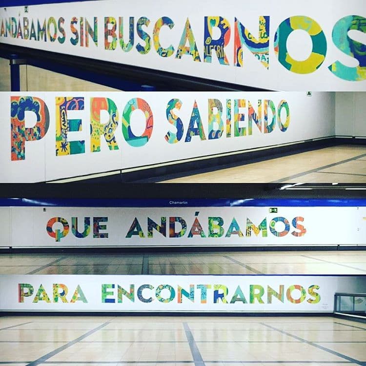 Su lienzo es el espacio público. Desde muros hasta calzadas, plazas y fachadas de edificios. Para el proyecto de esta imagen, por ejemplo, decoraron el interior de una estación de metro de Madrid con una cita de 
<i>Rayuela</i> de Julio Cortázar. Con el objetivo de promover la inclusión, el mural 
<a href="http://www.plenainclusionmadrid.org/notas-prensa/una-frase-de-cortazar-resultado-del-trabajo-de-boa-mistura-y-personas-con-discapacidad-intelectual-en-la-estacion-de-metro-de-chamartin-por-la-inclusion-social/">fue realizado en colaboración con personas con discapacidad intelectual</a>.