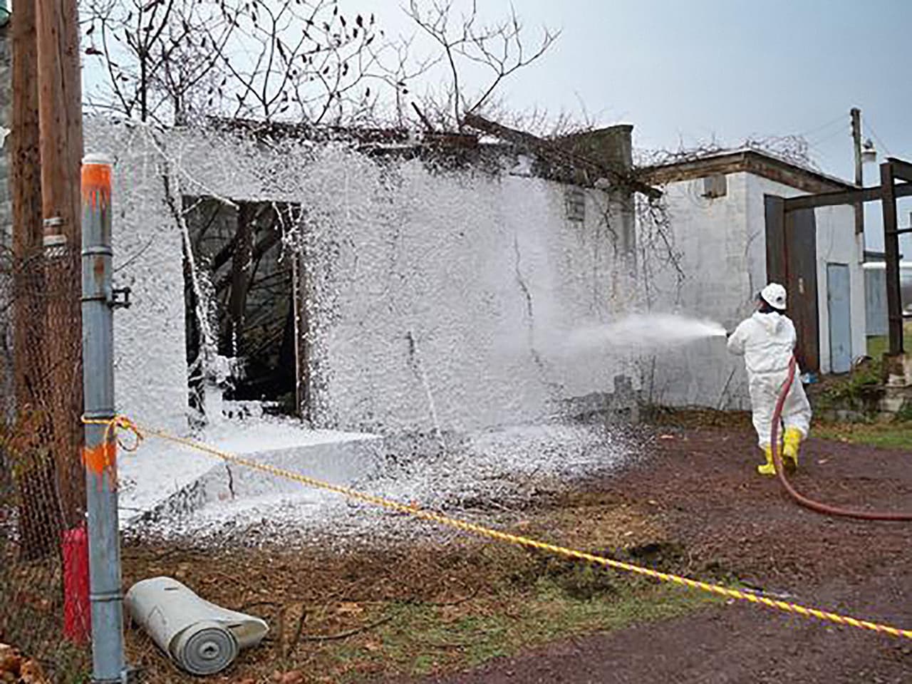 <b>Puesto 14. Corporación Safety Light Corporation, en Bloomsburg, Pennsylvania.</b> 
<b>70.7 puntos en el sistema de clasificación de peligros. </b>Esta fábrica de detectores de humo, relojes lumínicos e interruptores al centro del estado funcionó entre 1940 y 1960. Los productos 
<a href="https://www.univision.com/noticias/armas-nucleares/estas-son-las-fotografias-de-pruebas-nucleares-estadounidenses-ocultas-por-mas-de-60-anos-fotos">contenían material radiactivo</a> y los edificios donde operaban resultaron contaminados. La EPA puso el sitio en su lista de prioridades en 2005 y las estructuras fueron demolidas (en la fotografía), y ya en 2015 no existían. La remoción de suelo contaminado aún continúa.