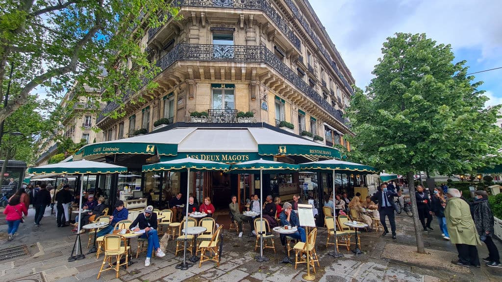 Una imagen del café 'Les Deux Magots' en Saint-Germain-des-Pres, París.