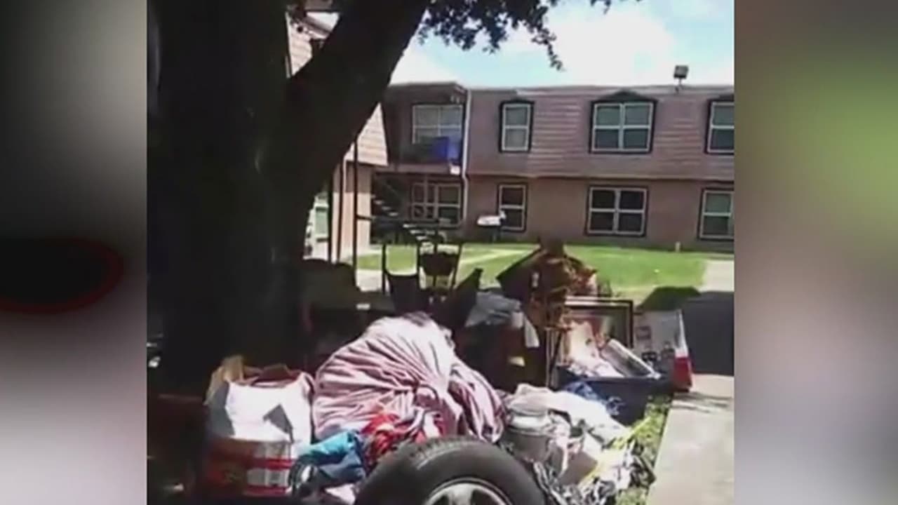 "No les importa lo que uno está pasando": Familias desalojadas denuncian presuntos abusos de los propietarios