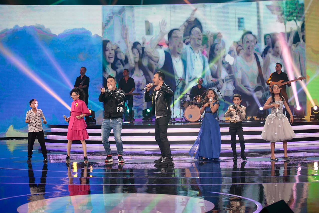 José Luis y Raúl estuvieron acompañados por Kevin, Taisia, Sofía, Kevin y Adilene, los cantantes de los escuadrones que continúan en la competencia.