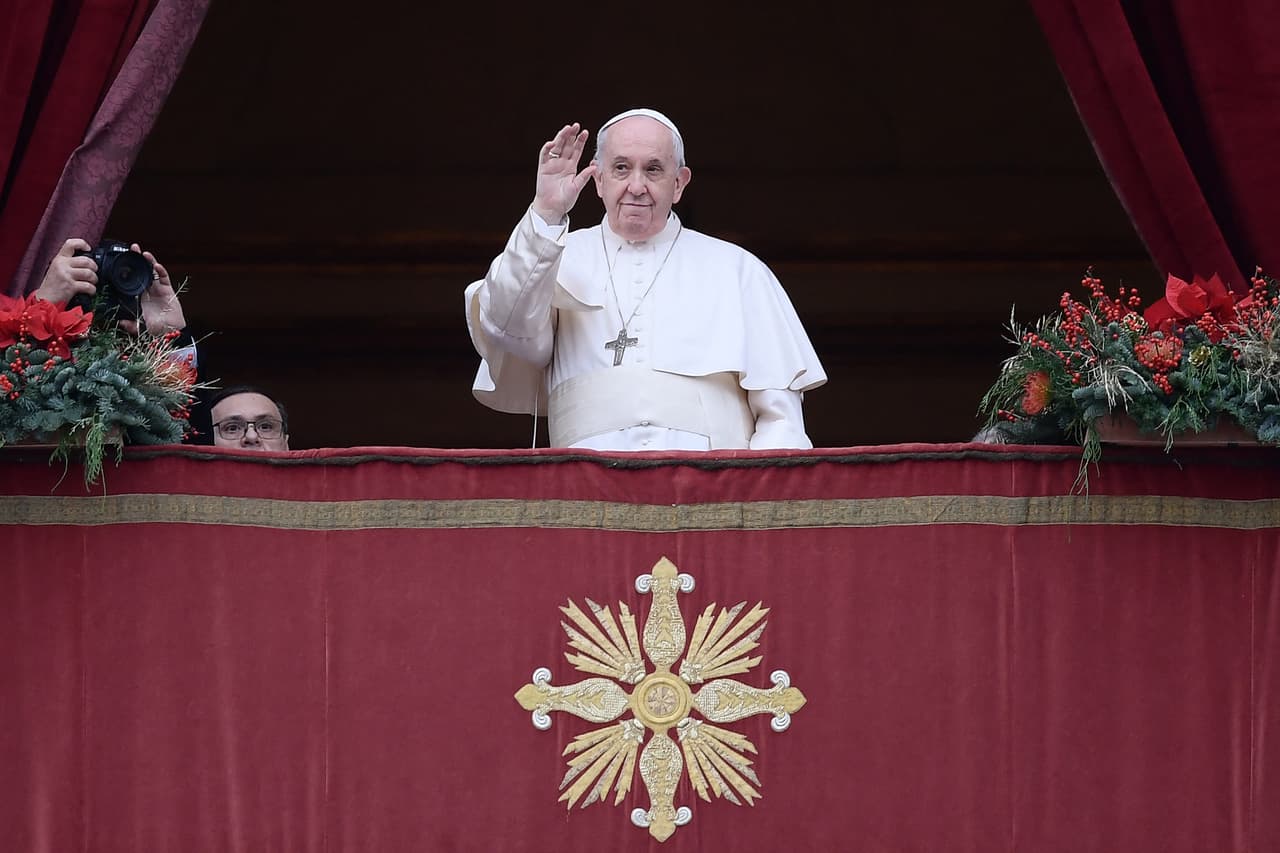 Desde su balcón, el papa Francisco saludó a los fieles que se congregaron en la plaza San Pedro del Vaticano, antes de dar su bendición de Navidad Urbi et Orbi. Pidió para que las vacunas lleguen "a las poblaciones más pobres".
<br>
<br>"Muchas son las dificultades de nuestro tiempo, pero más fuerte es la esperanza, porque «un niño nos ha nacido». Él es la Palabra de Dios y se ha hecho un infante, solo capaz de llorar y necesitado de todo. Ha querido aprender a hablar, como cada niño, para que aprendiésemos a escuchar a Dios, nuestro Padre, a escucharnos entre nosotros y a dialogar como hermanos y hermanas", dijo en su mensaje.
<br>