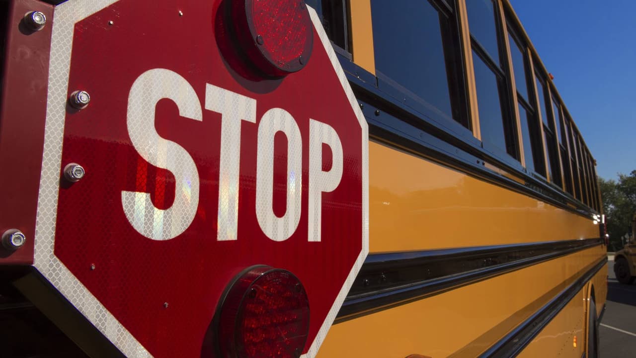 Una niña de 7 años es atropellada al bajar del autobús escolar en Montgomery Village