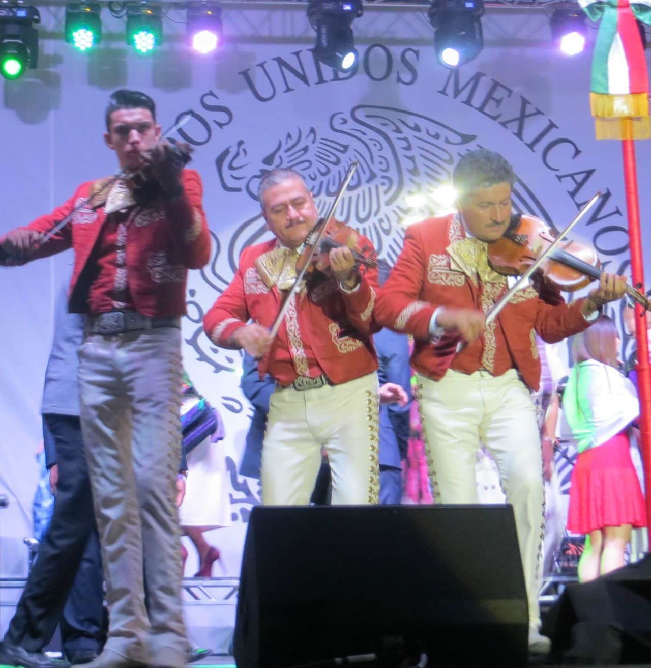 Este 15 de septiembre más de 12 mil personas gritaron Viva México en el Harrison Park. La fiesta estuvo llena de colorido y alegría, pero también de llamados de justicia por Ayotzinapa.