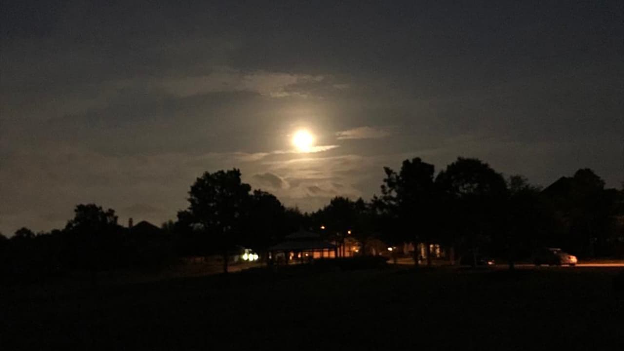 Este fenómeno se debe a la coincidencia de la luna llena o nueva con el mayor acercamiento de este satélite a la Tierra.