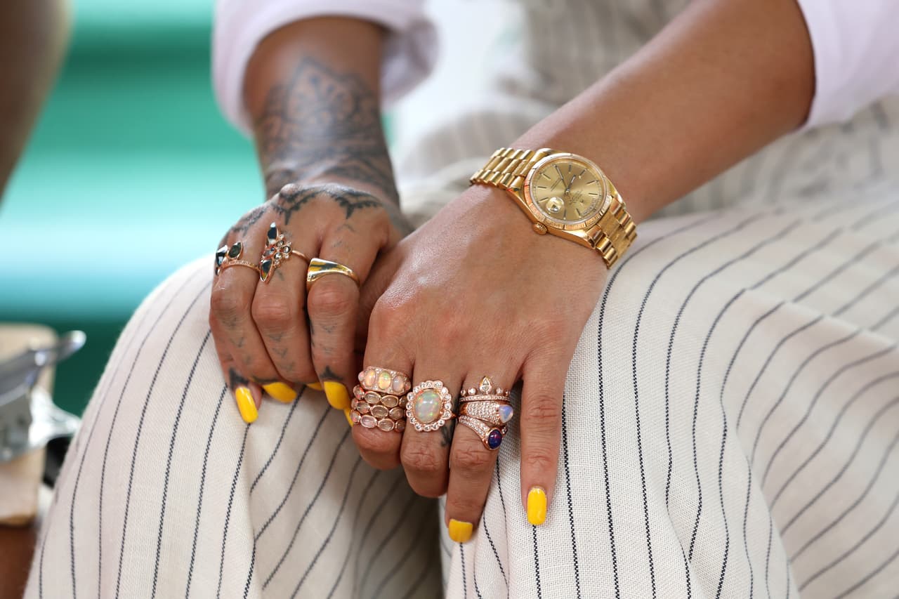 Un detalle a los anillos y joyas que lució Rihanna.