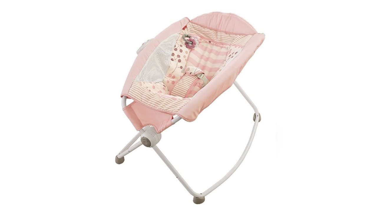 Rock ‘n Play Sleepers by Fisher-Price.
<br>Se han registrado muertes de niños después de que los bebés rodaron de espaldas hacia el estómago o de costado o en otras circunstancias.
<br>Fechas de venta: de 2009 hasta abril de 2019.
<br>Contacto: Fisher-Price
<a href="https://service.mattel.com/us/home.aspx" target="_blank">en línea</a> o llame al 866-812-6518.