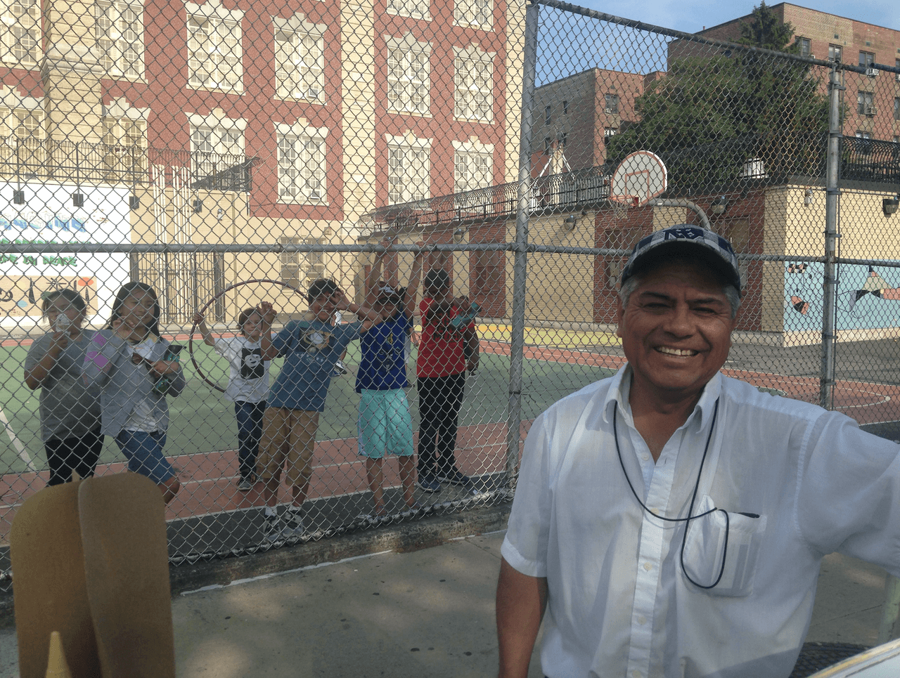 Comunidad escolar de Brooklyn rescata al inmigrante “más dulce”, don Carlos Palacios