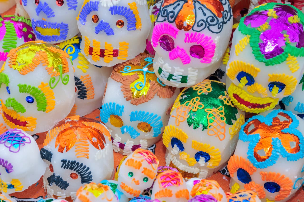 La noche de brujas ya está cerca, pero también con ella viene el tradicional día de muertos que se celebra en México. En esta fecha se recuerda a los muertos haciéndoles un altar con veladoras y sus alimentos favoritos, y también se le suele agregar a la ofrenda dulces típicos mexicanos, por eso aquí te presentamos los más ricos que puedes incluir para encantar a los muertos.