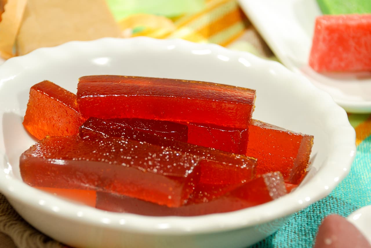 Ate de membrillo. Es dulce hecho a partir de esta fruta, que se cuece y procesa hasta obtener una pasta suave con azúcar, miel y a veces canela. También puede ser hecho de guayaba y es uno de los mejores dulces para disfrutar esta temporada.