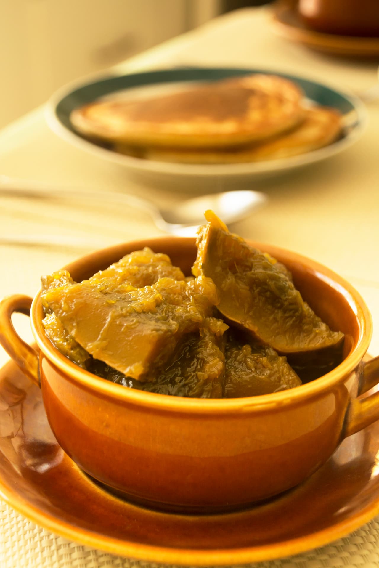 Sin embargo la cocina mexicana tradicional prepara la calabaza cocida con piloncillo en vez de dulce para estas fechas, y si además de ponerla en tu ofrenda deseas disfrutar este manjar de los muertos, puedes agregarle leche para una rica cena.